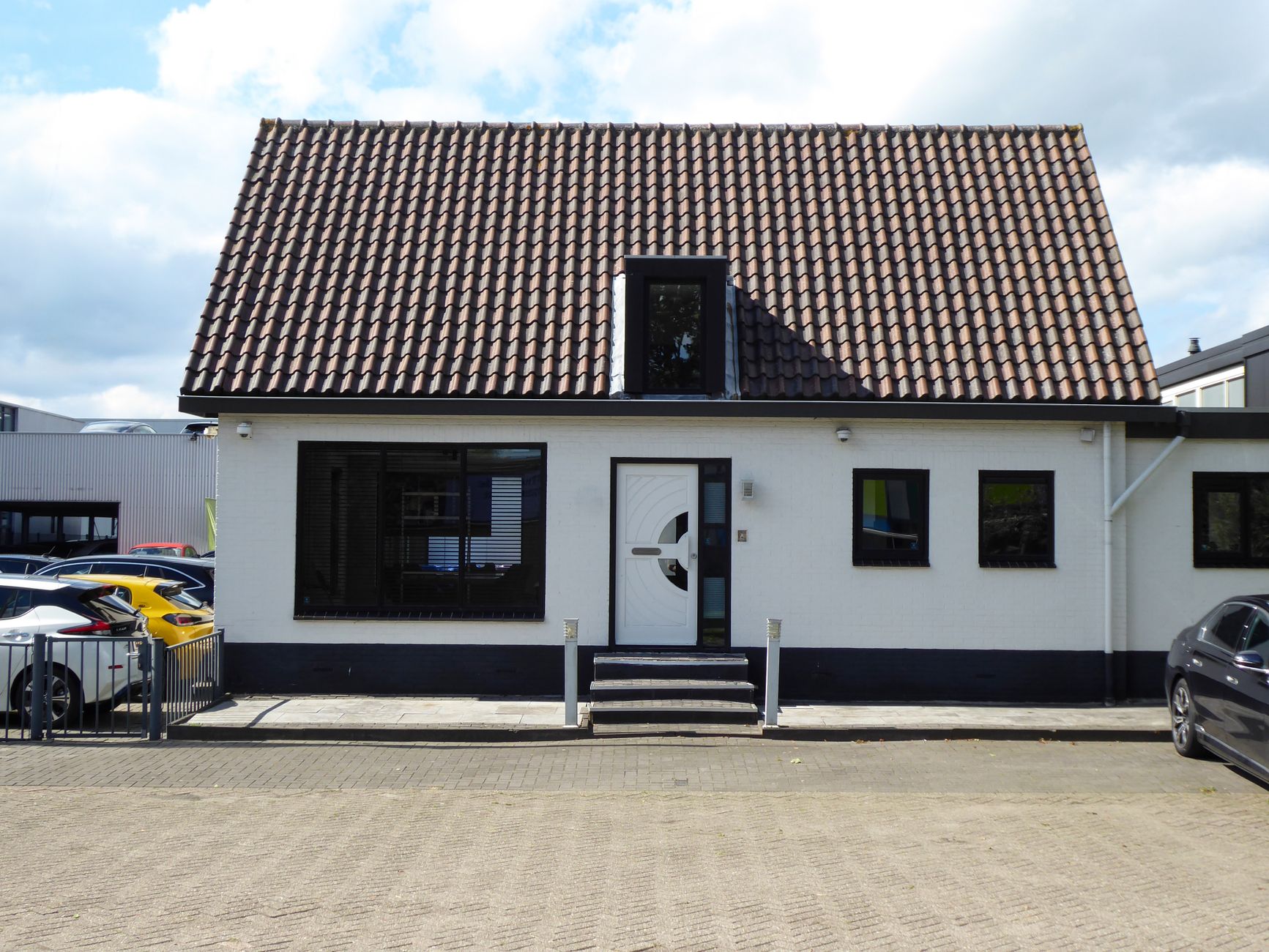 Jaren 30 woning met openslaande ramen op een zomerse dag