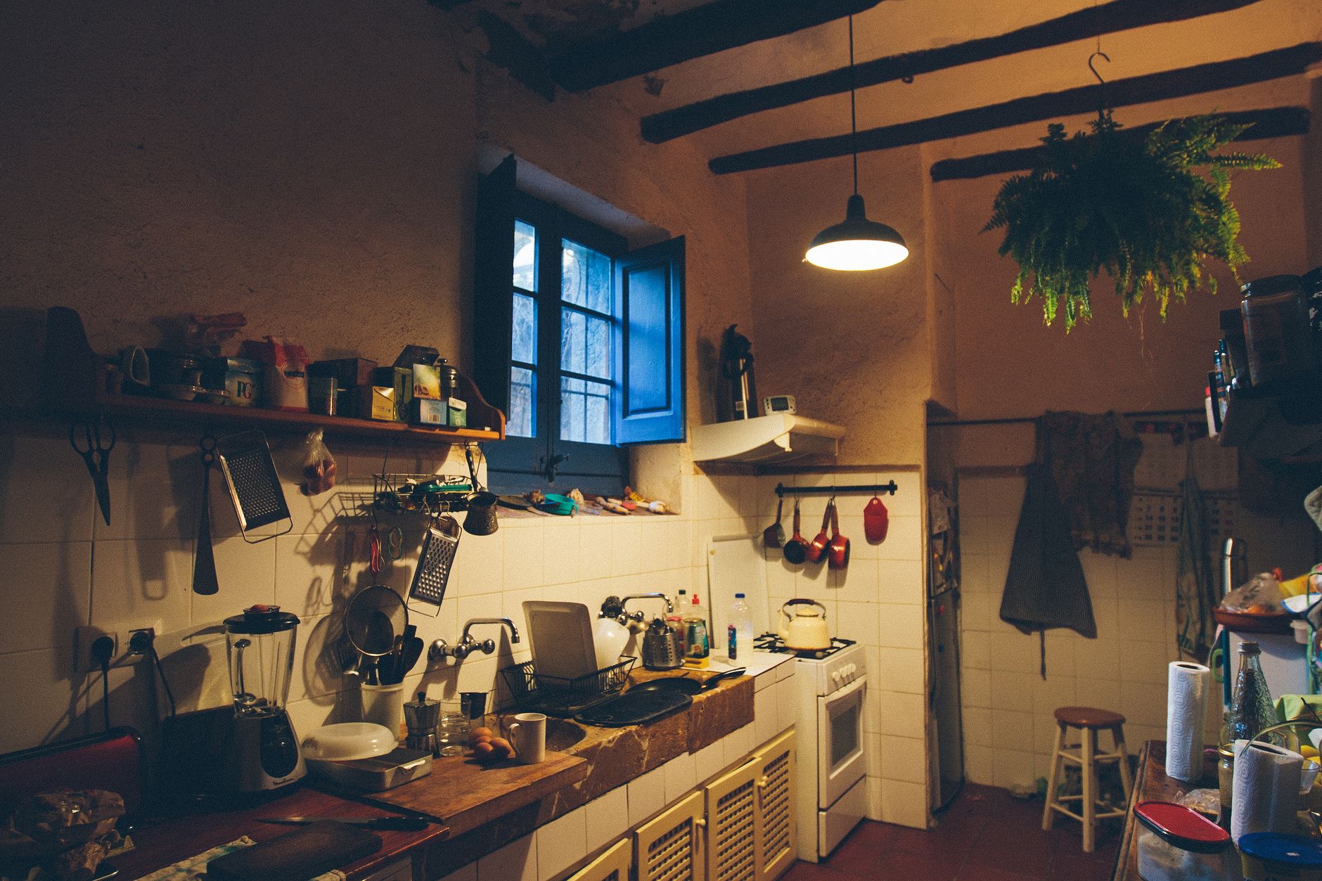 Keuken op een warme dag met de deur naar de tuin open
