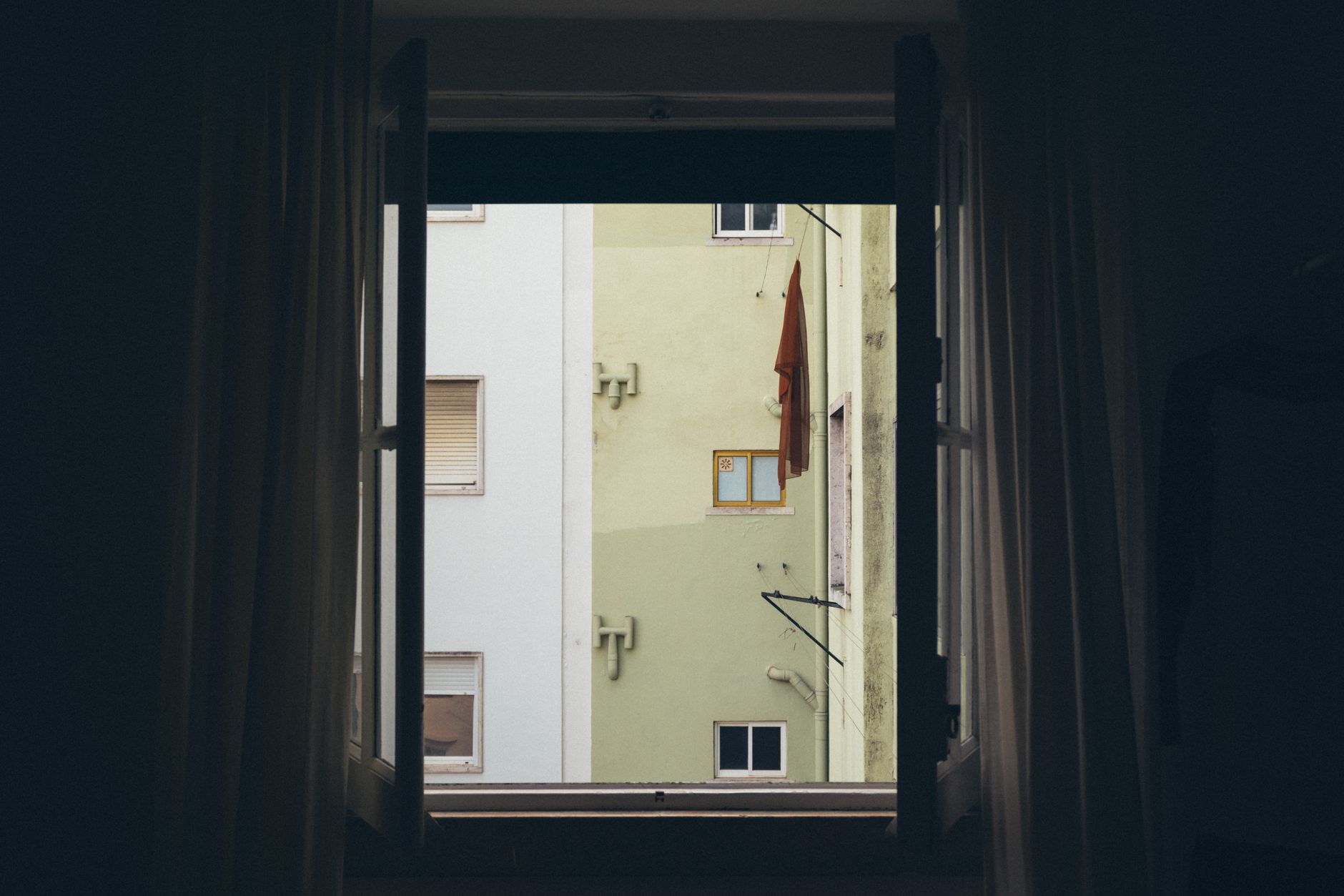 Open raam in een appartement zonder afvoerslang van een airco
