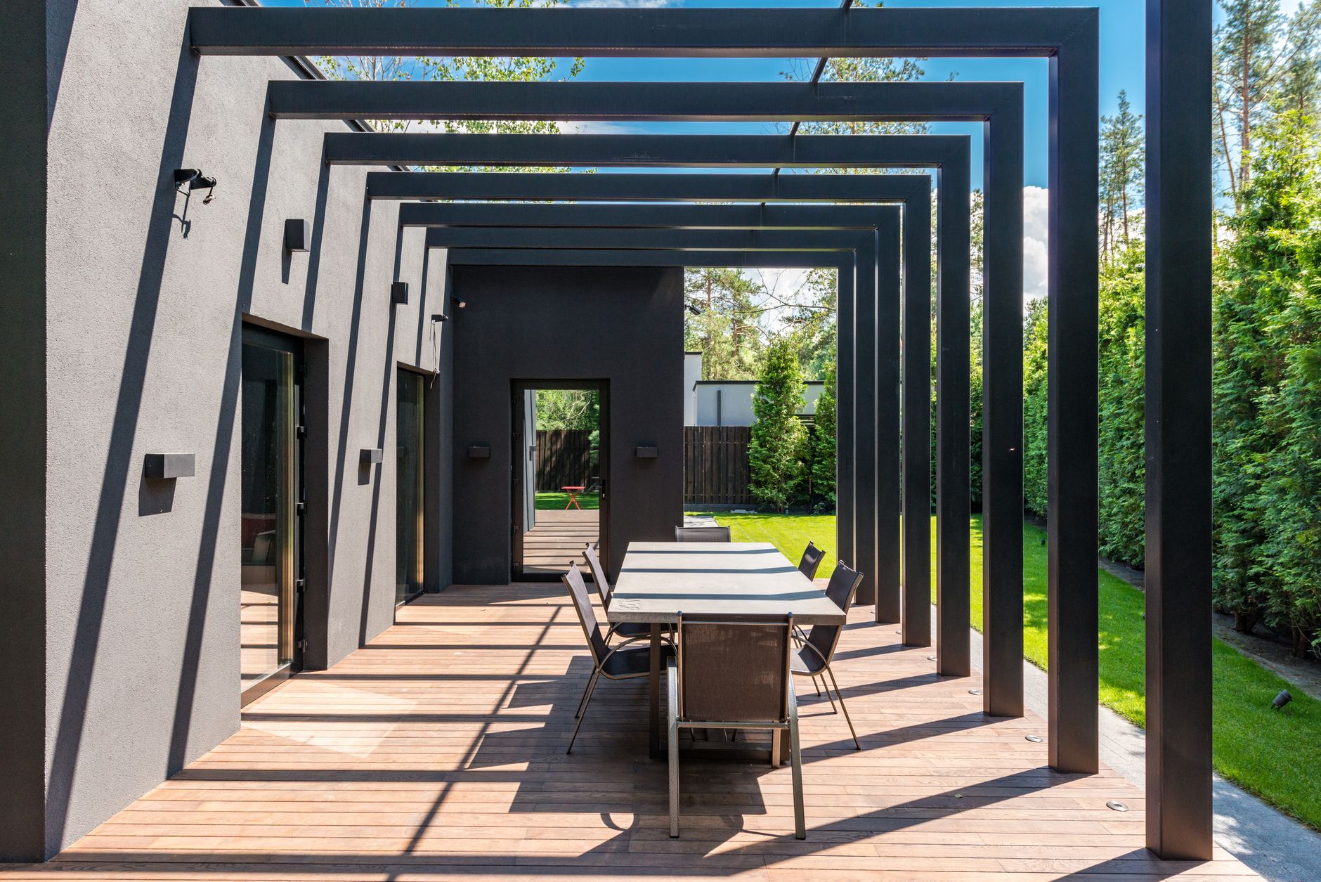 Pergola met mistsysteem langs de constructie boven een zithoek