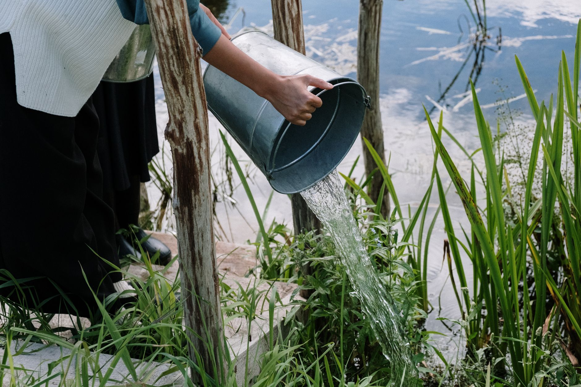 Luchtkoeler wordt gevuld met schoon water uit een kan